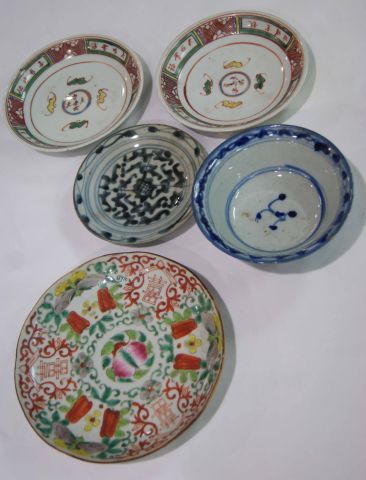 null ASIE Lot en porcelaine polychrome, comprenant quatre coupelles et un bol. XVIIIe-XIXe...