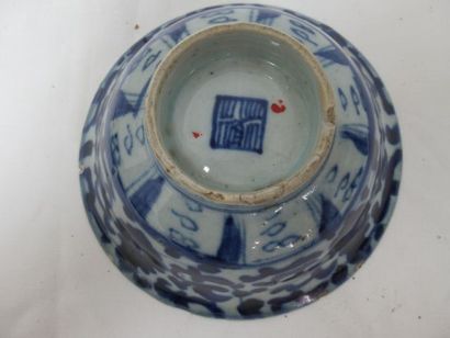 null ASIE Lot en porcelaine polychrome, comprenant quatre coupelles et un bol. XVIIIe-XIXe...