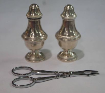 null Salt and pepper shaker in silvery metal. 10 cm (acc). A sugar tongs is atta...