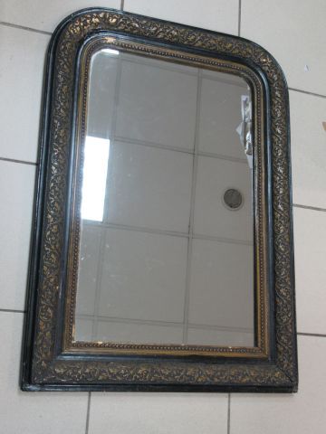 null Blackened wooden mirror with gold highlights. 83 x 52 cm