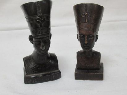 null EGYPTE Lot de deux reproductions figurant Nefertiti, dont une en bronze. 11-12...