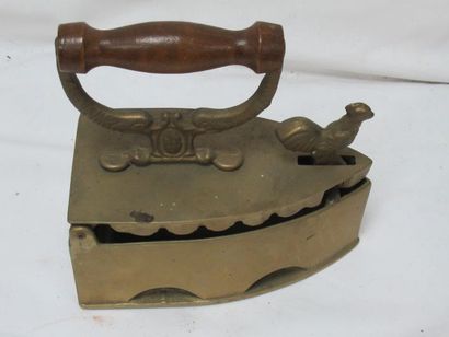 null Decorative iron in brass. 17 cm