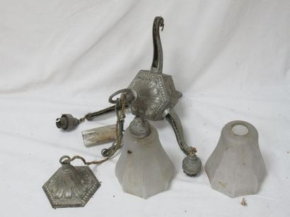 null Pewter suspension, three lights. Art Deco style. Width: 29 cm (some elements...