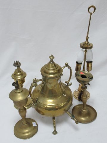 null Brass lot, including a fountain and 4 lamp stands. 27-47 cm