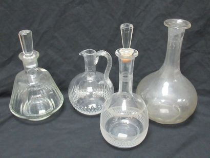 null Lot de 4 carafes en verre et cristal, dont 2 sans bouchon. 19-22 cm