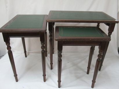 null Suite of 3 nesting tables in veneer wood, green leather top. From 42 to 51 ...