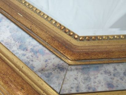 null Octagonal mirror with gilded wood glazing. Modern. 80 x 67 cm