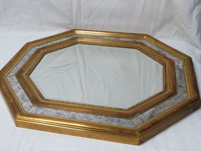 null Miroir octogonal à pare-closes en bois doré. Moderne. 80 x 67 cm
