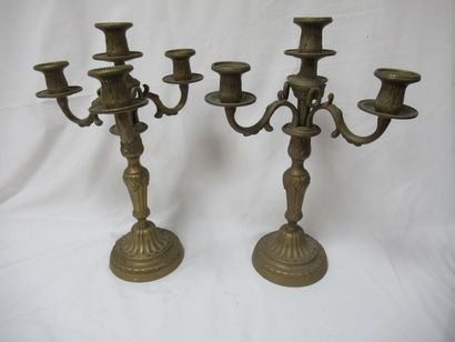 null Pair of bronze candelabra and patinated regulator. Height: 39 cm