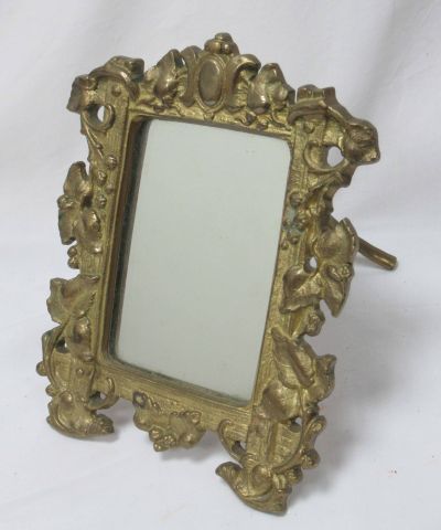 null Miroir à poser en bronze doré. 22 x 17 cm