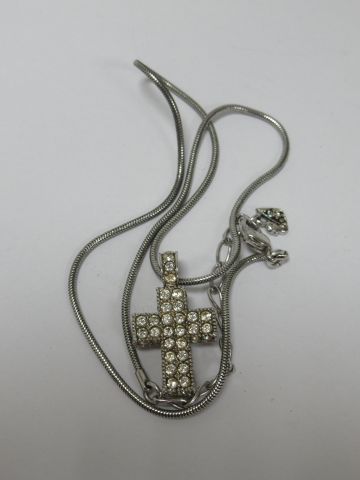 null SVAROWSKI Chain and its rhinestone pendant in the shape of a cross.