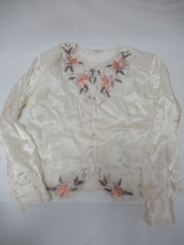 null Embroidered silk blouse. Size L. (light stains). Circa 1970.