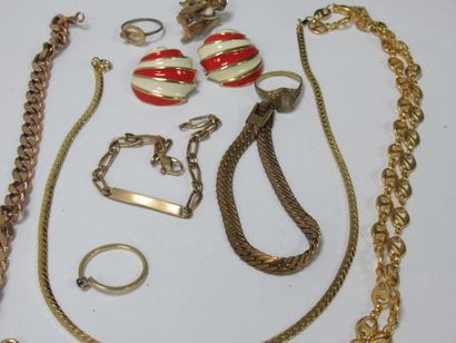 null Set of costume jewellery in gold and gold-plated metal, including 2 bracelets,...