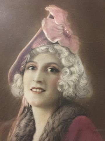 null Vers 1920 - Très joli portrait d'élégante dessiné au graphite et fusain, non...