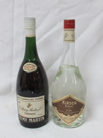 null Remy Martin cognac. 70 cl. A bottle of Dolfi kirsch is included.