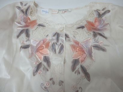 null Embroidered silk blouse. Size L. (light stains). Circa 1970.