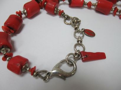 null Metal and coral necklace. Length: 32 cm (closed)
