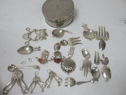 null Batch of jewelry items and charms. Some marked Christofle. In a metal box.