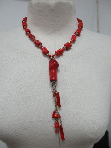 null Metal and coral necklace. Length: 32 cm (closed)