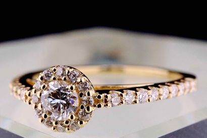 null Bague en or jaune 18 kt avec diamant central de taille « brillant » haute qualité...