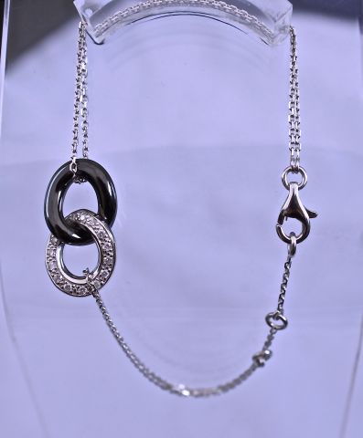 null Bracelet contemporain double chaine en or blanc 18kt avec pendentif en 2 anneaux...