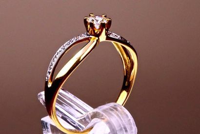 null BAGUE en or jaune 18 kt ornée d'un diamant naturel en taille brillant de 0.25...