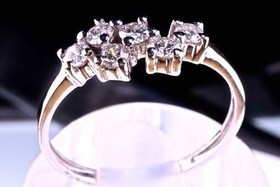 null Elégante BAGUE en or blanc 18 kt ornée de six diamants taillés en brillant,...