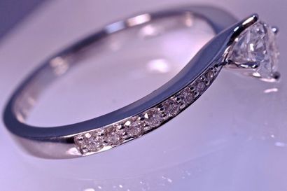 null Bague de designer en or blanc 18 kt avec diamant central de taille « brillant...