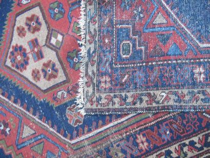 null IRAN Ancien tapis Melayer, à décor géométrique sur fond bleu. 176 x 100. Vers...