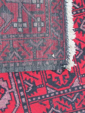 null AFGHANISTAN Tapis Ersari en laine à décor géométrique sur fond rouge. 150 x...