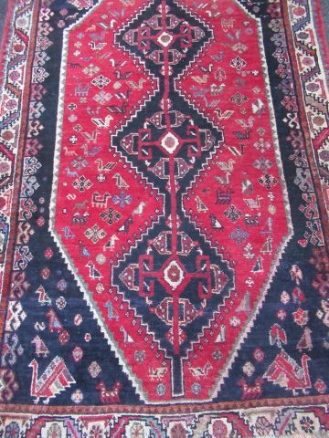 null IRAN Tapis Chiraz en laine, à décor de volatiles stylisés sur fond rouge et...