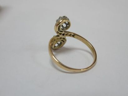 null Bague en or jaune et gris 18K, ornée de deux diamants, façon "toi et moi". Manques...