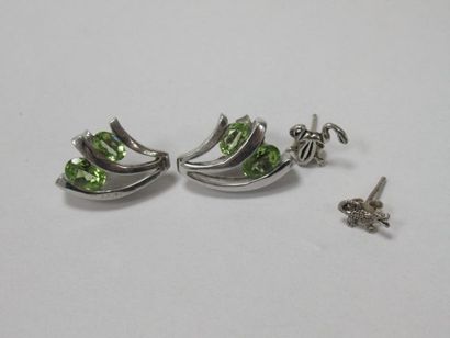 null Lot se composant d'une paire de boucles d'oreilles en argent et verre et 2 boucles...