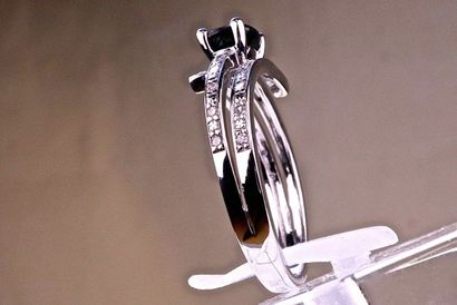 null Bague sertissant un saphir naturel ovale et certifié de 0,72 carat certifié,...