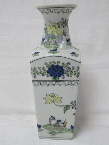 null CHINE Vase en porcelaine polychrome, à décor de végétaux et d'oiseaux. 28 c...
