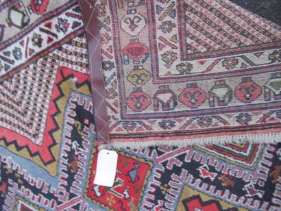 null IRAN Ancien tapis Afchar en laine, à décor géométrique sur fond beige. 170 x...