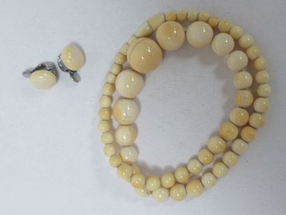 null Parure en ivoire, comprenant un collier (long.: 36 cm, ouvert) et une paire...
