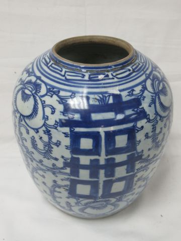 null CHINE vase en porcelaine blanche et bleue. Haut.: 25 cm