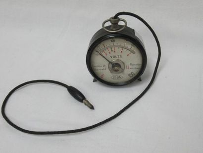 null SIFAM Voltmètre de poche en métal laqué noir. Diam.: 5 cm Circa 1940.