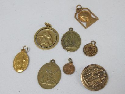null Lot de 8 médailles religieuses en plaqué or.