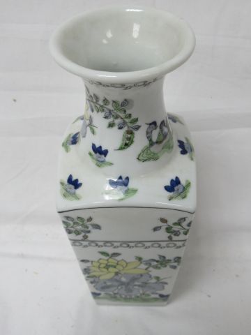null CHINE Vase en porcelaine polychrome, à décor de végétaux et d'oiseaux. 28 c...