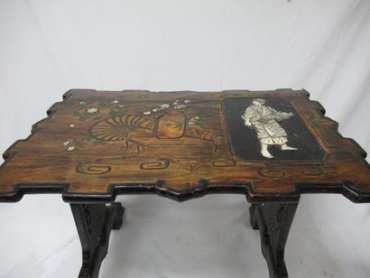 null JAPON Table en bois, à décor d'ivoire et de nacre. 42 x 55 x 36 cm
