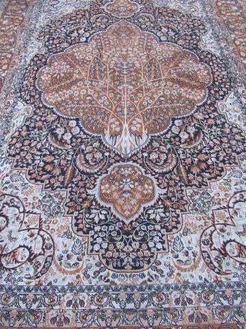 null Important tapis Indo-kirman en soie, à décor végétal sur fond beige. 310 x 213...