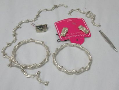 null Lot de bijoux en métal argenté, comprenant 2 bracelets joncs, une paire de clips...