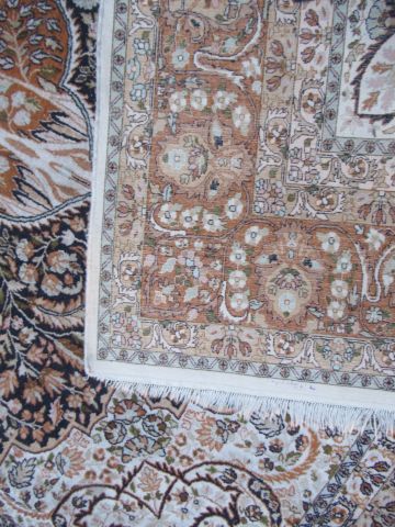 null Important tapis Indo-kirman en soie, à décor végétal sur fond beige. 310 x 213...