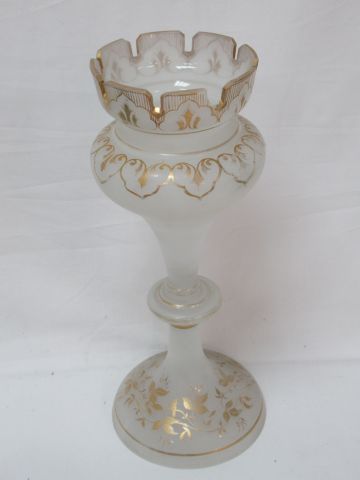 null Vase en opaline, à rehauts d'or. XIXe siècle. Haut.: 32 cm (égrenures, usure...