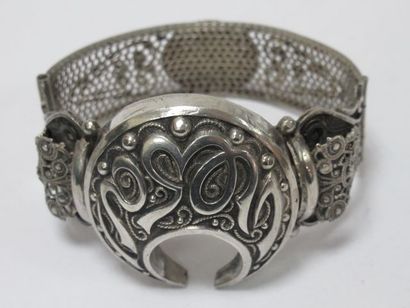 null ORIENT Bracelet rigide en argent. Poids : 30 g Diam.: 5 cm (s'ouvre)