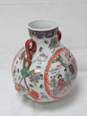null CHINE Vase en porcelaine polychrome à décor de scènes de palais. 32 cm (anse...