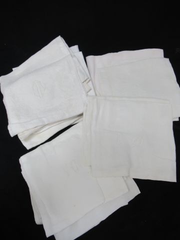 null Fort lot de serviettes en coton damassé blanc. Divers modèles. (à nettoyer,...