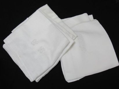 null Ensemble de 7 serviettes en coton damassé blanc. Chiffrées. (à nettoyer)